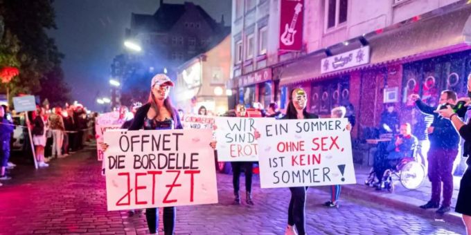 Sexarbeiterinnen demonstrieren auf dem Hamburger Kiez gegen ein coronabedingtes Arbeitsverbot im Rotlichtsektor (Archiv). Foto: Daniel Reinhardt/dpa Sexarbeiterinnen demonstrieren auf dem Hamburger Kiez gegen ein coronabedingtes Arbeitsverbot im Rotlichtsektor (Archiv). Foto: Daniel Reinhardt/dpa