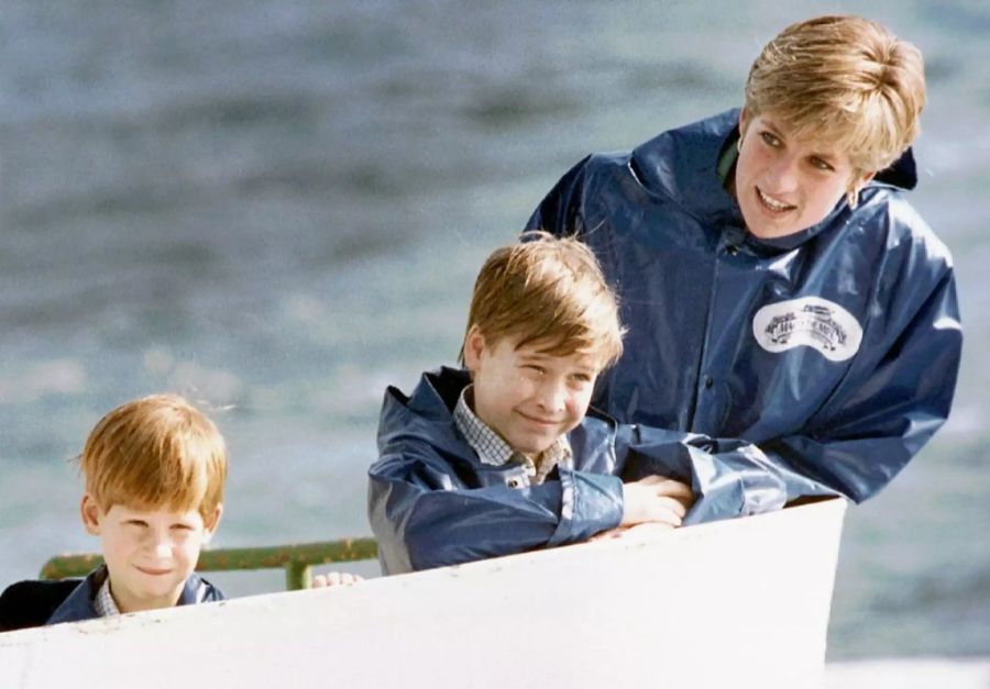 Prinz Harry und Prinz William mit ihrer Mutter Prinzessin Diana auf einem Schiff.