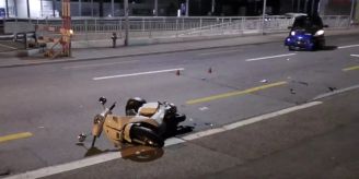 Wollishofen ZH - Autolenker übersieht Roller – zwei Verletzte
