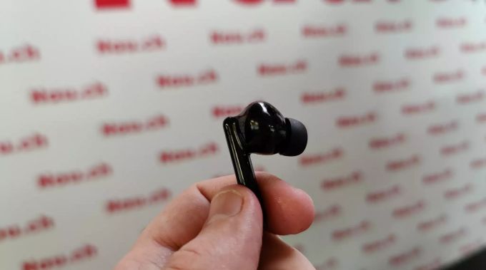 Klopfen und Anfassen: Die Steuerung der Huawei FreeBuds 4i erfolgt am oberen Stielende. Huawei FreeBuds 4i