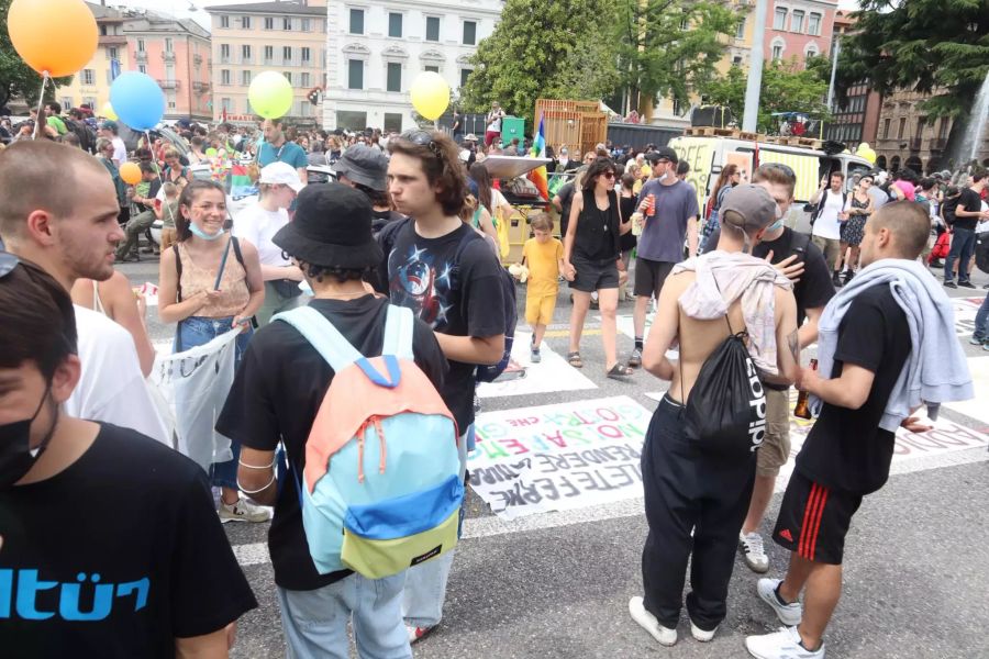 Der Platz ist voll mit Demonstranten.