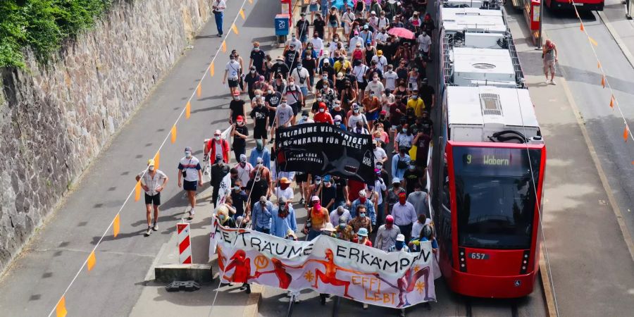 Wegen der «Effi29»-Demo wird auch der öffentliche Verkehr in Bern blockiert.