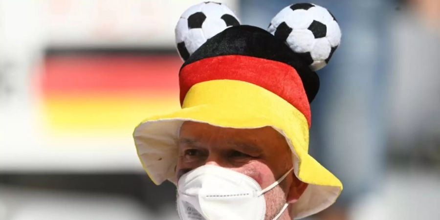 Fussballfan mit Maske in München
