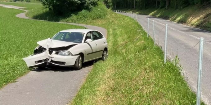 In Netstal GL kam es zu einem Selbstunfall. Verletzt wurde niemand. Netstal GL