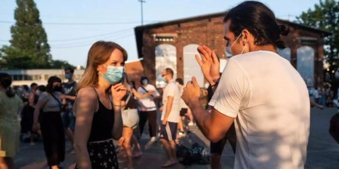Wird der Sommer ausgelassen? Die Sieben-Tage-Inzidenz fällt laut RKI weiter. Foto: Francois Klein/dpa Wird der Sommer ausgelassen? Die Sieben-Tage-Inzidenz fällt laut RKI weiter. Foto: Francois Klein/dpa