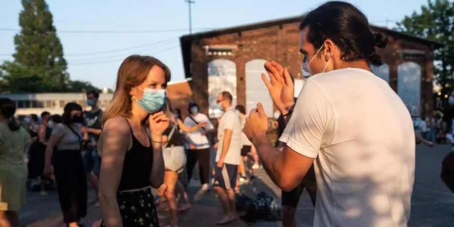 Wird der Sommer ausgelassen? Die Sieben-Tage-Inzidenz fällt laut RKI weiter. Foto: Francois Klein/dpa