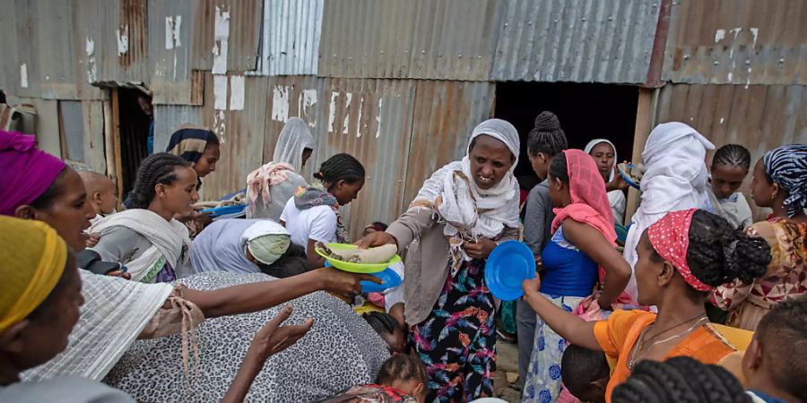 Vertriebene aus der Region Tigray stehen Schlange, um von Anwohnern gespendete Lebensmittel in einem Aufnahmezentrum für Binnenvertriebene zu erhalten. Foto: Ben Curtis/AP/dpa