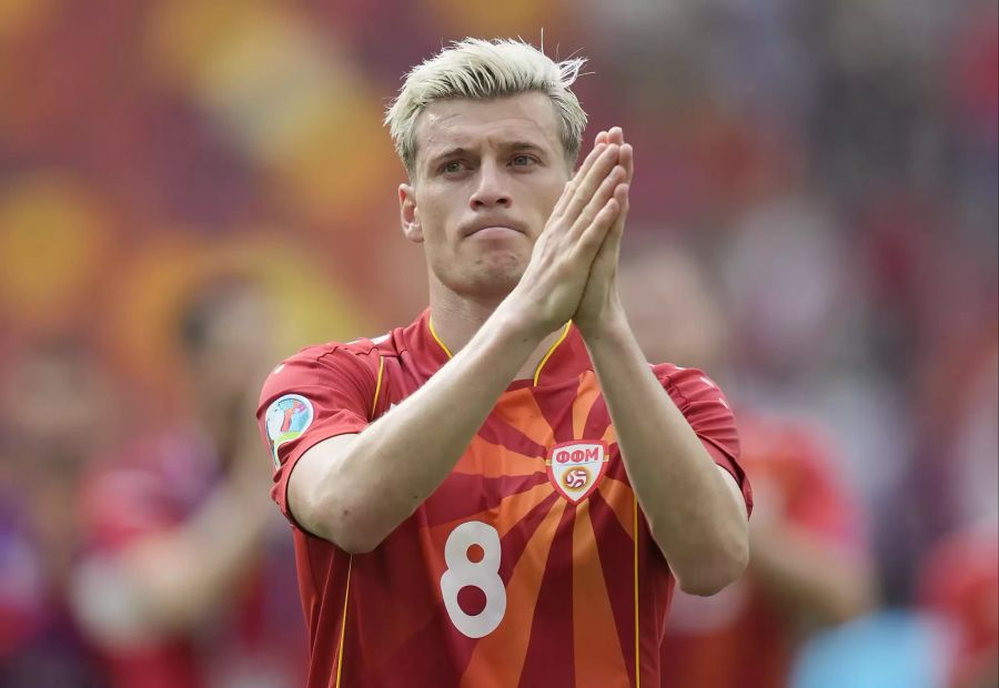 Ezgjan Alioski bedankt sich nach dem Spiel für die Unterstützung.