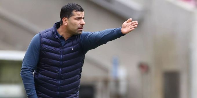 Seit März 2021 bei Schalke an der Seitenlinie: Dimitrios Grammozis (42). Schalke