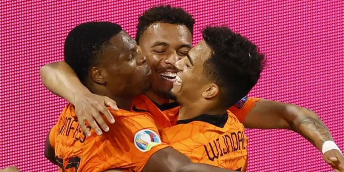 Denzel Dumfries (l) von den Niederlanden feiert mit seinen Teamkollegen das zweite Tor seiner Mannschaft. Foto: Koen Van Weel/EPA Pool/AP/dpa Denzel Dumfries (l) von den Niederlanden feiert mit seinen Teamkollegen das zweite Tor seiner Mannschaft. Foto: Koen Van Weel/EPA Pool/AP/dpa