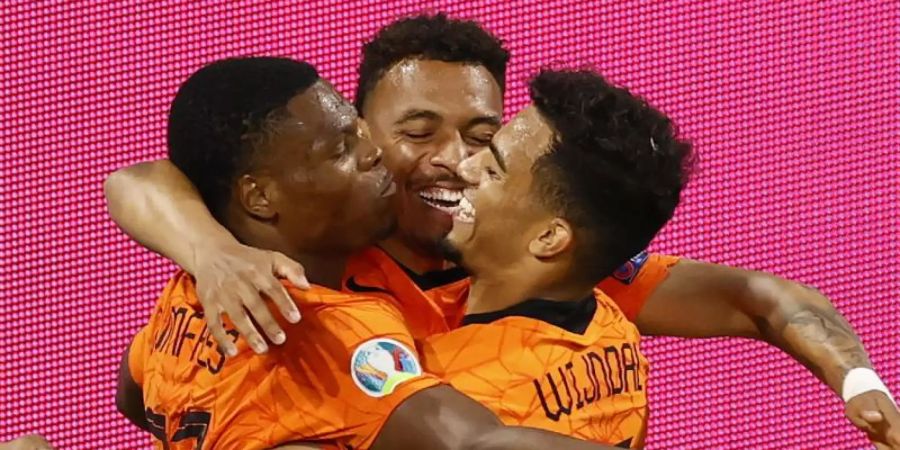 Denzel Dumfries (l) von den Niederlanden feiert mit seinen Teamkollegen das zweite Tor seiner Mannschaft. Foto: Koen Van Weel/EPA Pool/AP/dpa