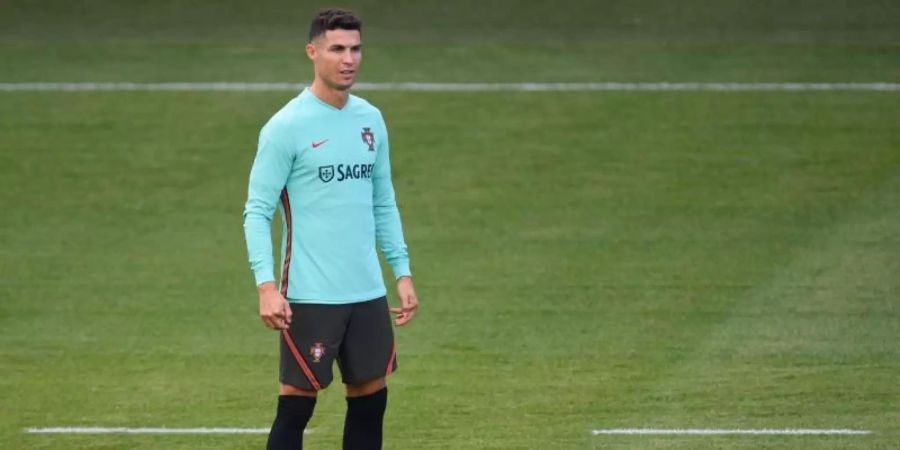 Portugals Cristiano Ronaldo steht während einer Trainingseinheit auf dem Feld. Foto: Robert Michael/dpa-Zentralbild/dpa