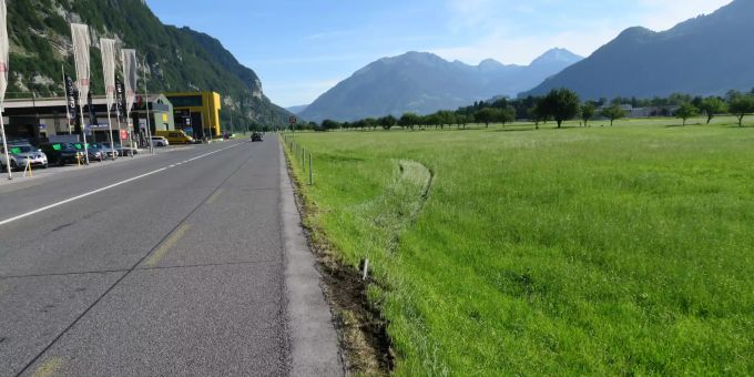 Der Lenker kam infolge Sekundenschlaf von der Strasse ab, durchbrach den Strassenzaun und kam im angrenzenden Wiesland zum Stillstand.