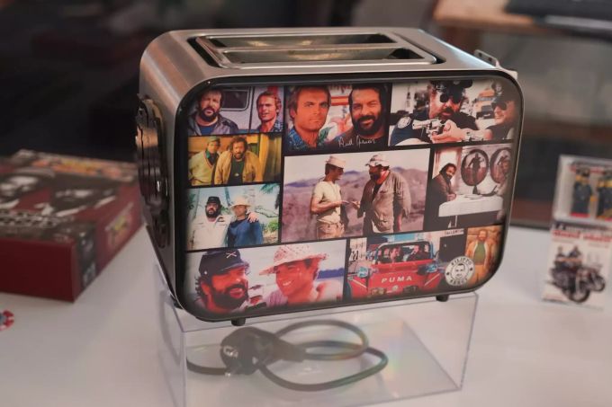 Ein Toaster, auf dem Fotos von einigen Szenen aus Bud Spencer und Terence Hill Filmen zu sehen sind, ist im Bud Spencer Museum ausgestellt. Bud Spencer