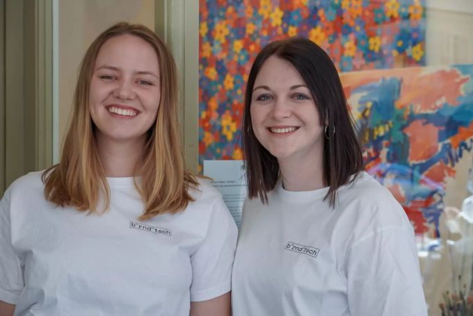 Célina Rohrbach und Anna Meier sind die Gründerinnen der Bärndütsch GmbH. bärndütsch
