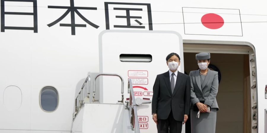 Japans Kaiser Naruhito (L) und Kaiserin Masako (R) stehen am 17. September 2022 auf dem Flughafen Haneda in Tokio, Japan, bevor sie ein Sonderflugzeug besteigen, das nach London fliegt.