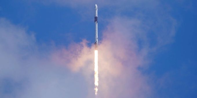 Eine «Falcon 9-Rakete» der Firma SpaceX und die «Dragon-Kapsel» heben mit einer multinationalen Besatzung von vier Astronauten vom Launch Complex «39-A» in Cape Canaveral ab. Eine «Falcon 9-Rakete» der Firma SpaceX und die «Dragon-Kapsel» heben mit einer multinationalen Besatzung von vier Astronauten vom Launch Complex «39-A» in Cape Canaveral ab.