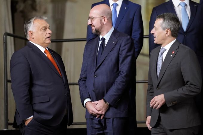 Der ungarische Premierminister Viktor Orban (links), der Präsident des Europäischen Rates Charles Michel (mitte) und der Schweizerische Bundespräsident Ignazio Cassis (rechts) im Gespräch. Ignazio Cassis Prag