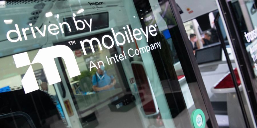 Ein autonom fahrender Bus von Mobileye ist auf einem Messestand der IAA Mobility 2021 in München zu sehen.
