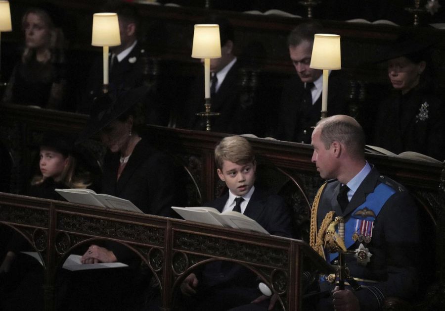 George und Charlotte in der Kirche mit ihren Eltern William und Kate.