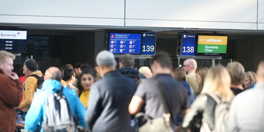 Zu Beginn der Herbstferien ist es in Nordrhein-Westfalen wieder zu Wartezeiten auf den Flughäfen gekommen.