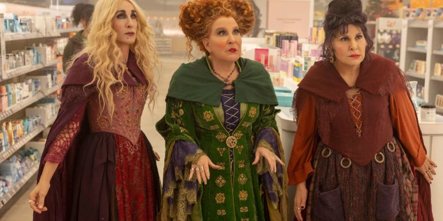 Sarah Jessica Parker (l-r) als Sarah Sanderson, Bette Midler als Winifred Sanderson und Kathy Najimy als Mary Sanderson sind wieder da.