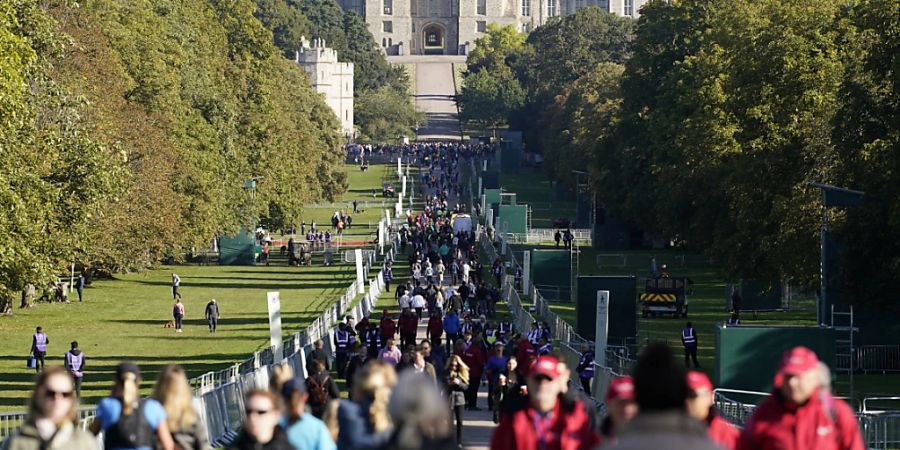 Zahlreiche Menschen sind während der Aufbahrung von Königin Elizabeth II. im Park vor Schloss Windsor unterwegs. Mehr als 250 000 Menschen haben der verstorbenen Königin an ihrem Sarg ihren Respekt gezollt. Foto: Andrew Matthews/PA Wire/dpa