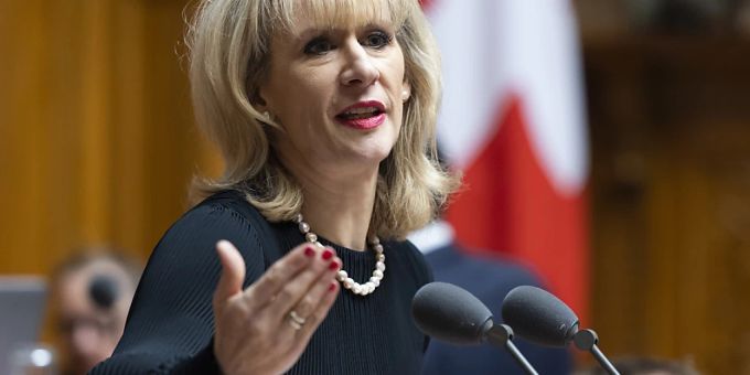 Die Zürcher SP-Nationalrätin Priska Seiler Graf lehnt eine Pseudo-Abstimmung über den Kauf von 36 Kampfflugzeugen des Typs F-35 ab. Priska Seiler Graf