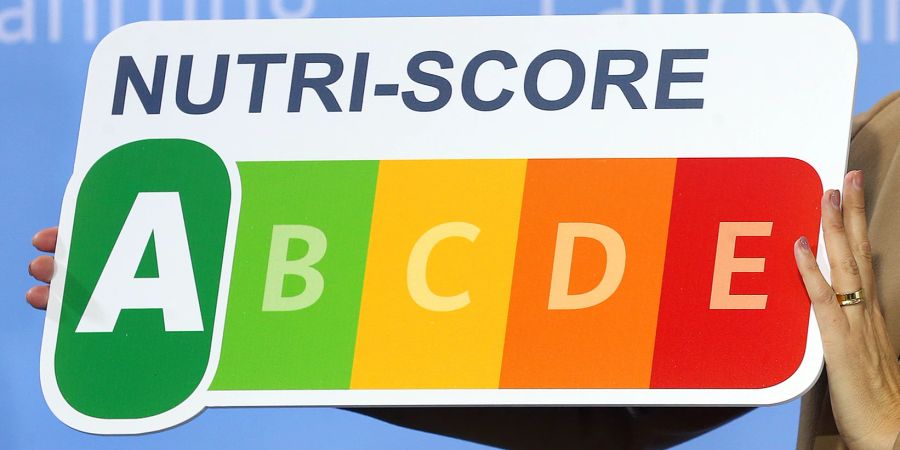 Nutri-Score Schild rot gelb orange grün Hände Frau