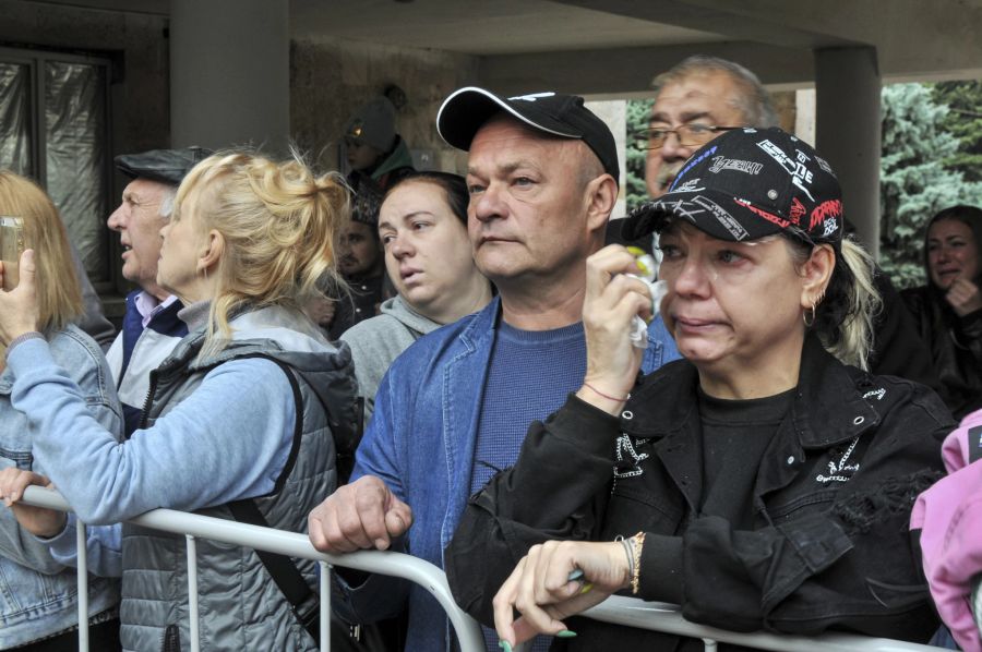 Verwandte der jungen Männer verabschieden sich am Montag, 26. September 2022, in Rostov von ihren Liebsten.