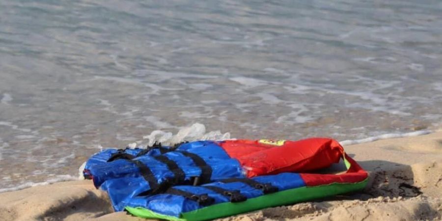 An einem Strand nahe der Stadt Sabratha in Libyen sind 15 Leichen gefunden worden. Einige von ihnen seien verbrannt, teilte die Hilfsorganisation Libyscher Roter Halbmond am Freitag mit. Im Bild eine Schwimmweste an einem libyschen Strand im Jahr 2020. (Archivbild)