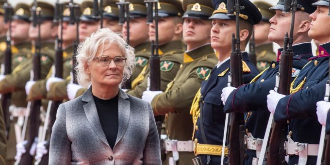 Bundesverteidigungsministerin Christine Lambrecht wird in Litauen mit militärischen Ehren empfangen. Bundesverteidigungsministerin Christine Lambrecht wird in Litauen mit militärischen Ehren empfangen.