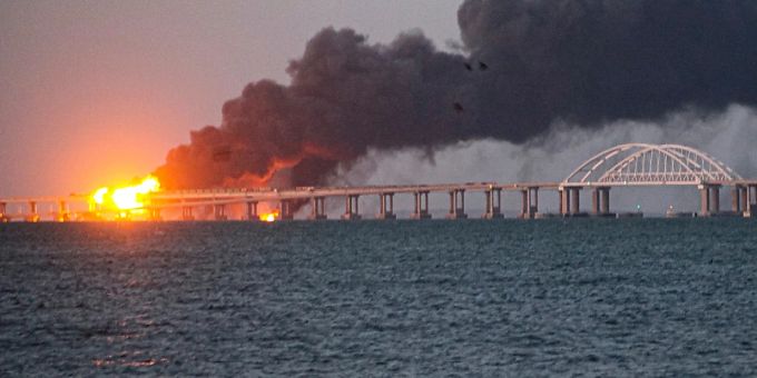 Nach Explosion - Krim-Brücke wieder für Bahn- und Autoverkehr offen