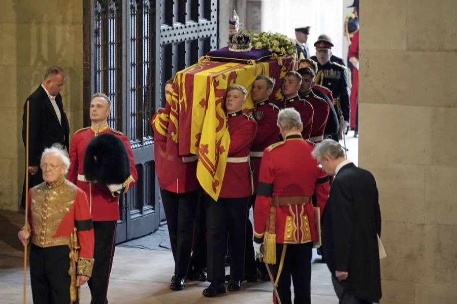 Mit einem feierlichen Umzug wurde der Sarg mit Queen Elizabeth in die Westminster Hall gebracht.