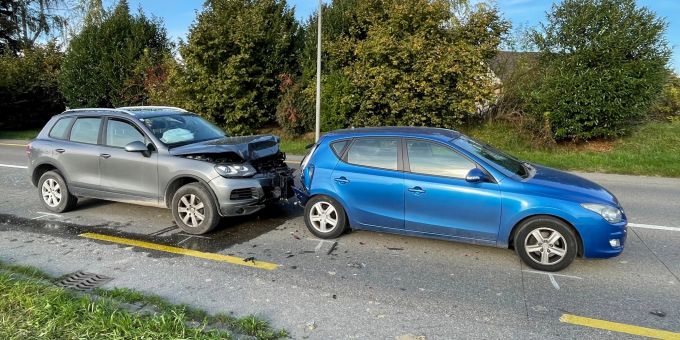 Bei der Auffahrkollision wurden zwei Personen verletzt. Bei der Auffahrkollision wurden zwei Personen verletzt.