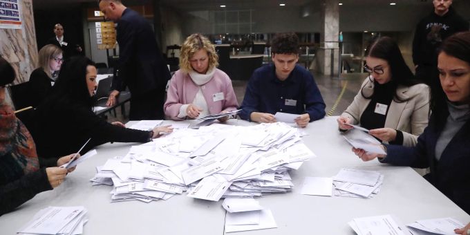 Wahlhelfer zählen in Riga am 1. Oktober 2020 die Stimmen aus. Parliamentary Elections in Latvia