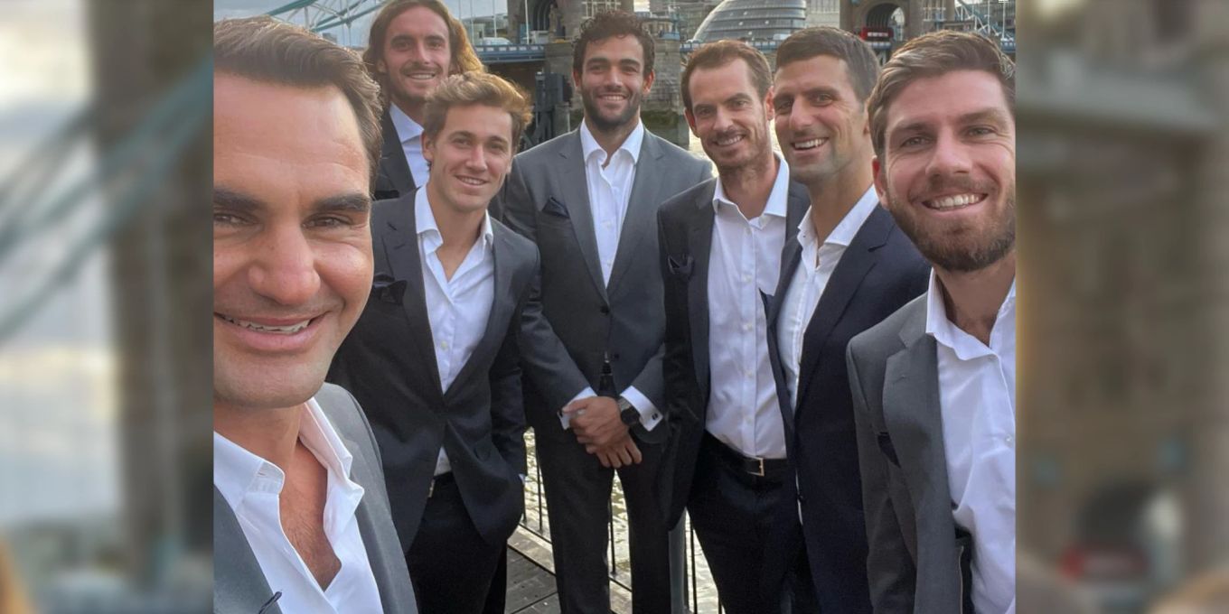 Roger Federer posiert mit Tennisstars