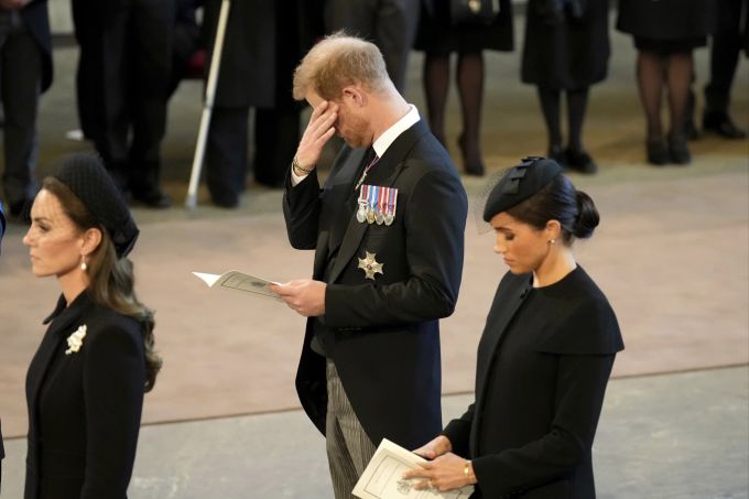 Queen Elizabeth war das Royal-Aus von Harry und Meghan am Ende egal. Prinz Harry Meghan Markle