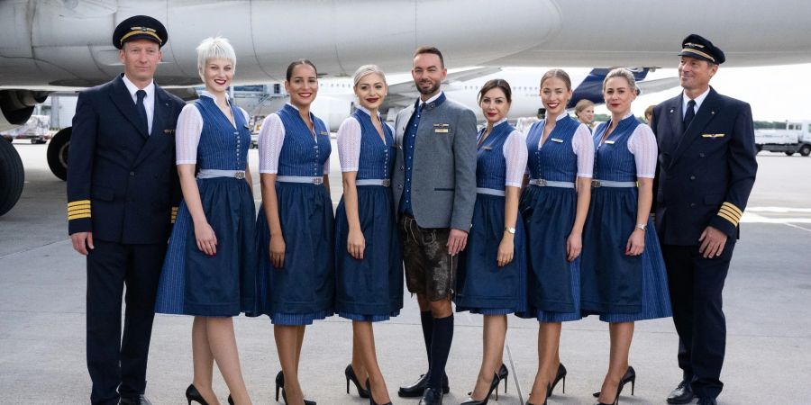 Flugpersonal der Lufthansa präsentiert sich zum Start der Lufthansa-Trachtencrew in einer Tracht.