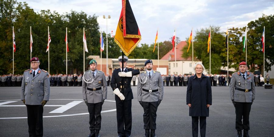 Befehlshaber des neuen Führungskommandos der Bundeswehr für das Inland ist Generalleutnant Breuer (rechts im Bild).
