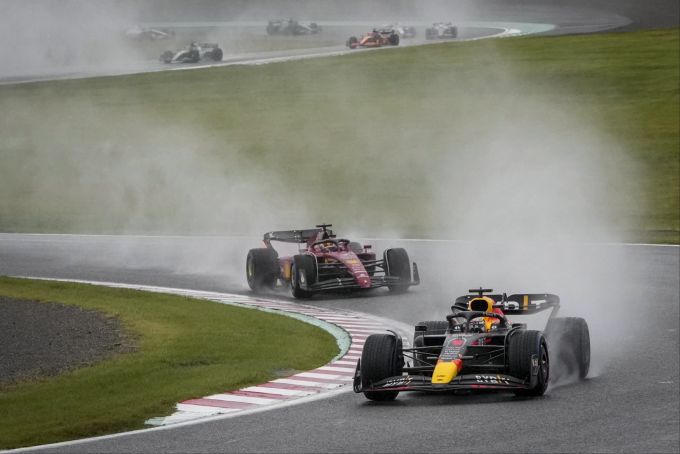 Max Verstappen (Red Bull) vor Charles Leclerc (Ferrari) beim Japan-GP der Formel 1. Max Verstappen Charles Leclerc