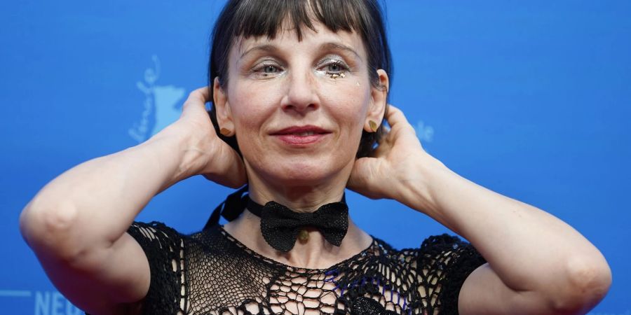 Schauspielerin Meret Becker hat sich mit den Protestierenden im Iran solidarisiert.