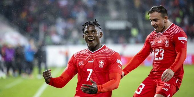Xherdan Shaqiri (r) und Torschütze Breel Embolo jubeln gegen Tschechien über den Treffer zum zwischenzeitlichen 2:0. Xherdan Shaqiri Breel Embolo