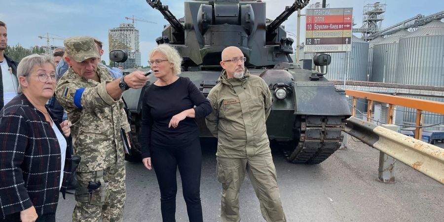 Verteidigungsministerin Christine Lambrecht mit ihrem ukrainischen Amtskollegen Olexij Resnikow (r) in Odessa.