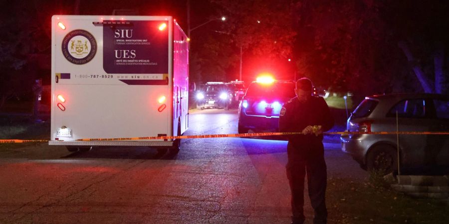 Der Fahrzeug der Ontario Special Investigations Unit (SIU) am Tatort, wo ein Polizist bei einem Einsatz von Schüssen tödlich verletzt wurde.