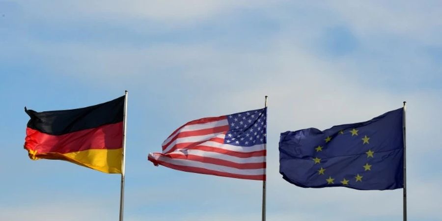 Flaggen Deutschlands, der USA und der EU