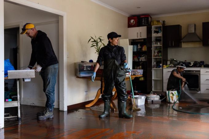 Anwohner bei den Aufräumarbeiten in seinem Haus, das vom Hochwasser betroffen war. Überschwemmungen in Australien