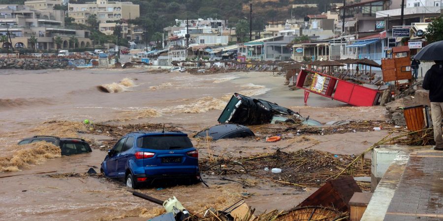 Zerstörte Autos, die von den Wassermassen an den Strand getragen wurden, in Heraklion auf Kreta.