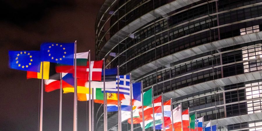 Inmitten der Energiekrise sollen die meisten Mitarbeiterinnen und Mitarbeiter der EU eine merkbare Gehaltserhöhung bekommen.