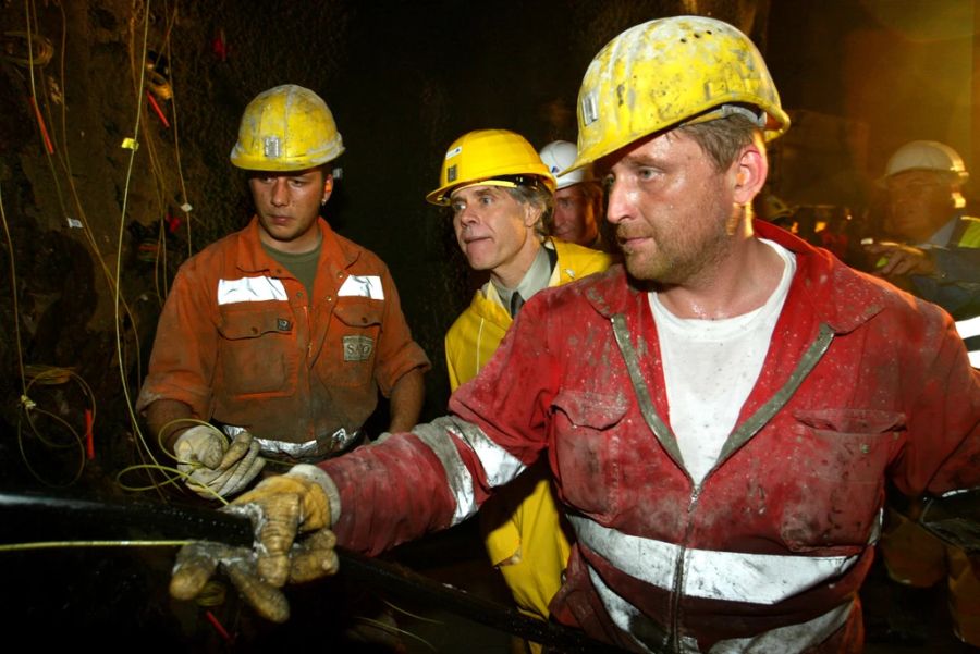 Im Juni 2002 war Bundesrat Moritz Leuenberger (SP) zu Besuch auf der Baustelle in Mitholz BE.